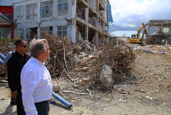 El Secretario General, António Guterres, examina los daños en el hospital público de Anutapura, en Palu, en la isla indonesia de Sulawesi, azotada por el terremoto y posterior tsunami de septiembre de 2018. 
