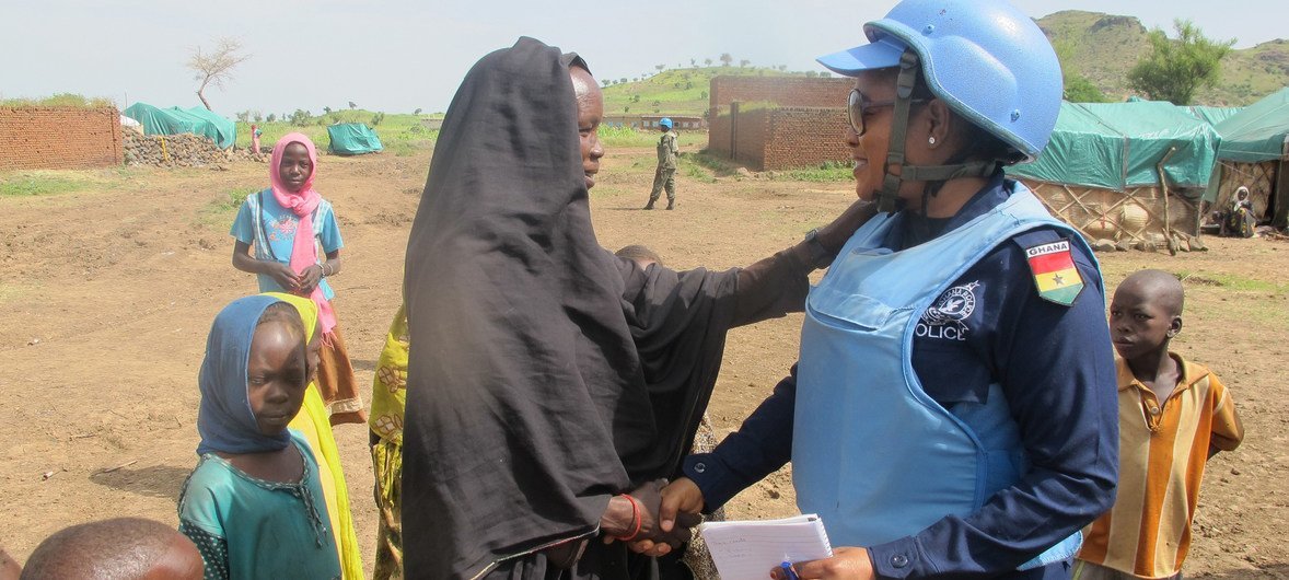 ضابطة في بعثة اليوناميد تتحدث مع نازحة داخليا في منطقة قولو، وسط جبل مرة، دارفور.