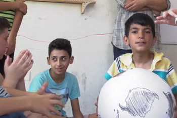 سامر طفل عراقي في العاشرة من العمر، مصاب بالتوحد. فر مع أسرته من الموصل أثناء أعمال العنف، ولجأوا إلى لبنان. على مدى سنين كان سامر يعيش في عزلة، إلى أن منحه مركز مجتمعي في لبنان فرصة للتواصل مع الأطفال الآخرين.