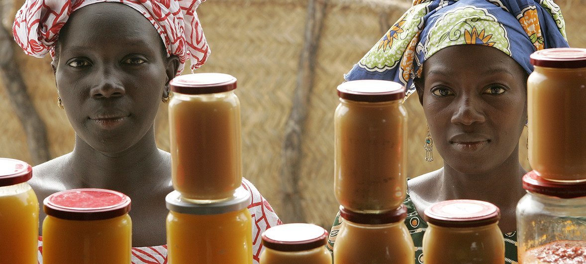 نساء يبعن المربى المصنوعة من ثمار المانجو والبطاطس الحلوة في مصنع للغذاء في بانتانتنغتنغ، في السنغال.