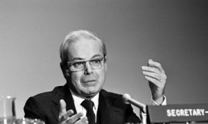 الأمين العام الأسبق للأمم المتحدة خافيير بيريز دي كوييار يعقد أول مؤتمر صحفي له في مقر الأمم المتحدة في كانون الثاني/يناير 1982 عند توليه منصبه.