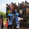 Mulheres e crianças congoleses na fronteira entre Angola e RD Congo
