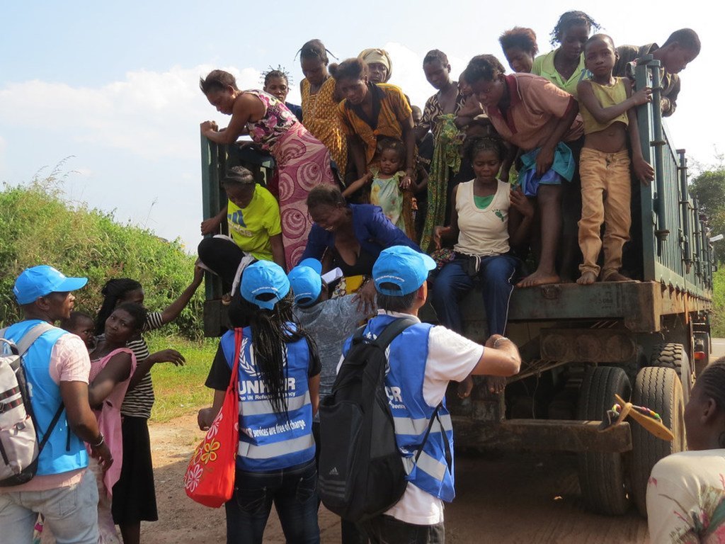 Des femmes et des enfants congolais arrivent à un poste frontière à Chissanda, dans le Lunda Norte, en Angola, après avoir fui des attaques de milices dans la province du Kasaï, en République démocratique du Congo (archives)
