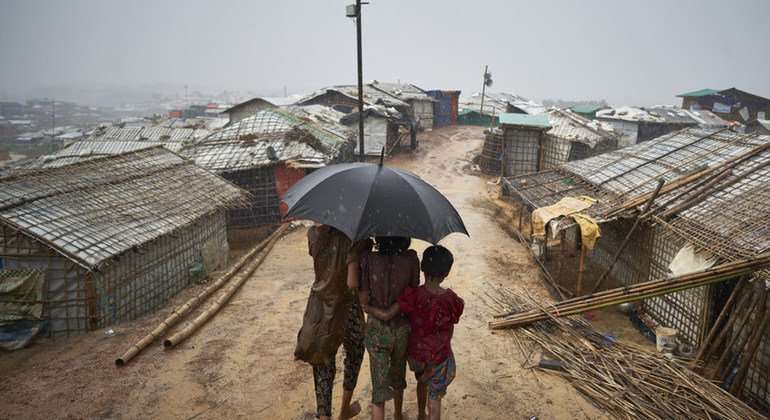 Refugiados rohinyá durante un fuerte aguacero monzónico en el asentamiento de refugiados de Kutupalong, en el distrito de Cox's Bazar. 2018.