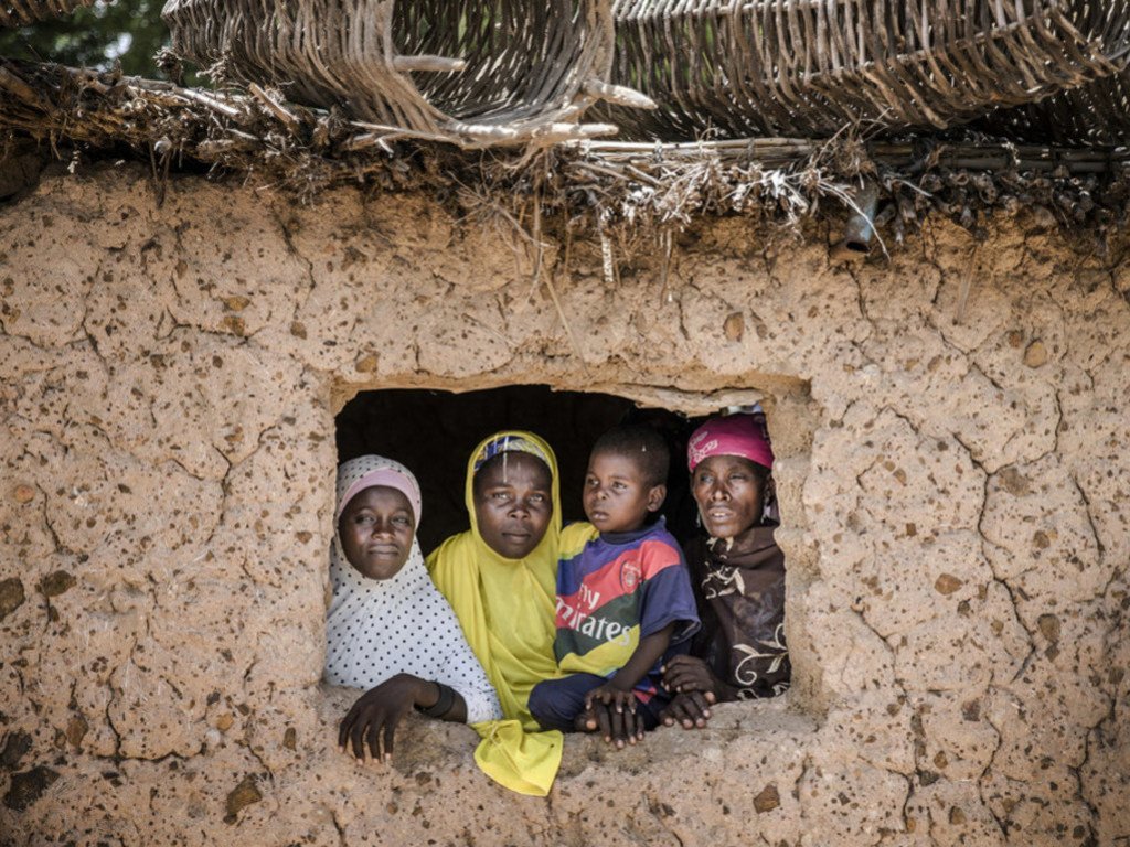 尼日尔南部马拉迪（Maradi）地区的达尔盖村，一户家庭立在窗前。尼日尔在联合国开发计划署今年九月公布的人类发展指数中位列全球倒数第二。