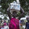 世界粮食计划署使用驳船通过河道向南苏丹运送食品。