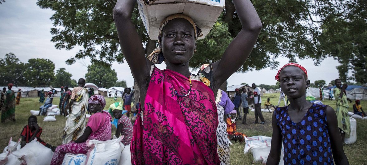 توزيع المواد الغذائية في مدينة دوم في جنوب السودان. يستخدم برنامج الأغذية العالمي الطرق النهرية لخفض تكلفة توصيل الغذاء في جنوب السودان.