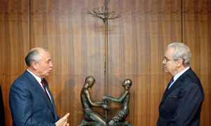 الأمين العام الأسبق للأمم المتحدة خافيير بيريز دي كوييار وهو يتسلم هدية إلى الأمم المتحدة من رئيس الاتحاد السوفياتي الأسبق ميخائيل غورباتشوف.