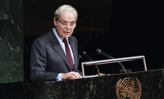 जेवियर पेरेज़ डी कुएइए संयुक्त राष्ट्र महासभा को संबोधित करते हुए. उन्होंने महासचिव का अपना दूसरा कार्यकाल 1 जनवरी 1987 को शुरू किया था.