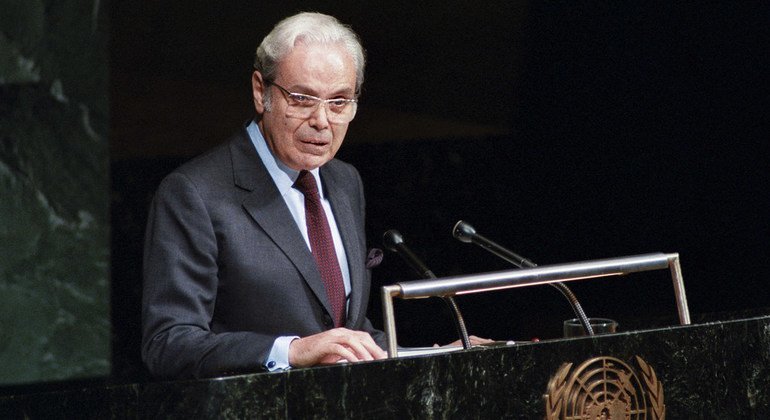 خافيير بيريز دي كوييار في خطاب أمام الجمعية العامة في نيويورك بعد أن تم تعيينه كأمين عام للأمم المتحدة للمرة الثانية في عام 1987
