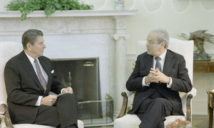 الأمين العام الأسبق للأمم المتحدة خافيير بيريز دي كوييار أثناء لقائه بالرئيس الأمريكي رولاند ريغان في البيت الأبيض بواشنطن (كانون الثاني/يناير 1993)