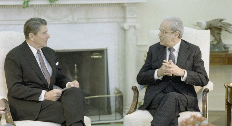 الأمين العام الأسبق للأمم المتحدة خافيير بيريز دي كوييار أثناء لقائه بالرئيس الأمريكي رولاند ريغان في البيت الأبيض بواشنطن (كانون الثاني/يناير 1993)