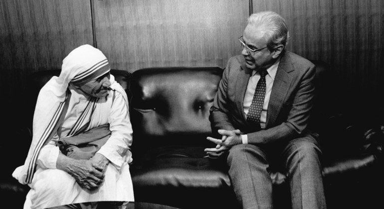 الأمين العام الأسبق للأمم المتحدة خافيير بيريز دي كوييار يلتقي الأم تيريزا، تشرين الأول/أكتوبر 1985.