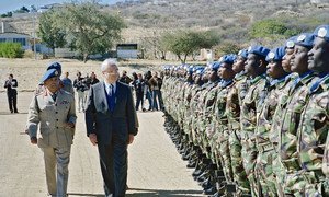 خافيير بيريز دي كوييار، الأمين العام الأسبق للأمم المتحدة يزور المقر العسكري لفريق المساعدة الانتقالية التابع للأمم المتحدة في قاعدة سويديرهوف، ويندهوك ، ناميبيا في يوليو 1989.
