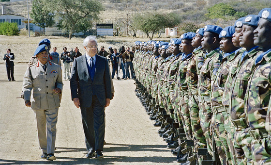Javier Pérez de Cuéllar visita a sede militar do Grupo de Assistência à Transição da ONU em Windhoek, Namíbia, em 1989.