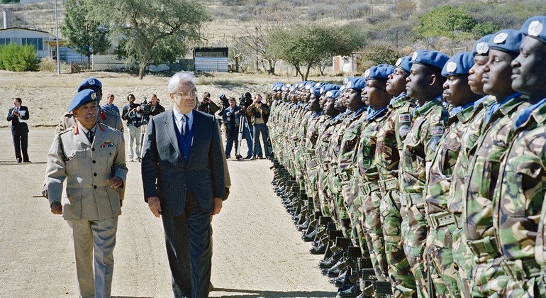 Katibu Mkuu Javier Perez de Cuella akizuru kundi la mpito la msaada (UNTAG) kwenye makao yake makuu ya jeshi nchini Namibia 1989