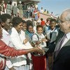 Le Secrétaire général de l'ONU, Javier Perez de Cuellar, visite un quartier de Windhoek, en Namibie, en juillet 1989.