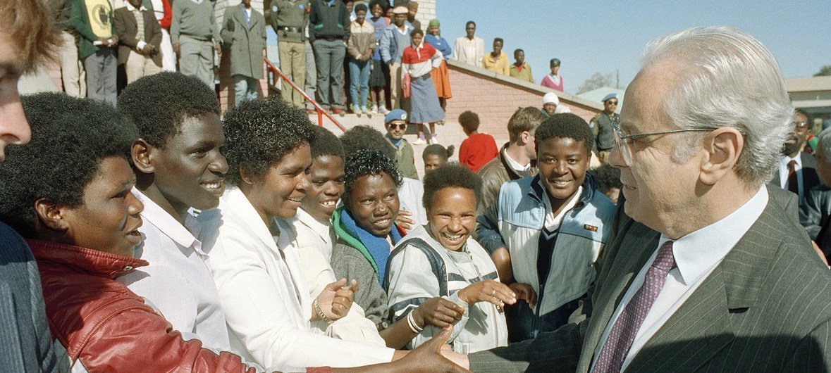 Katibu Mkuu wa Umoja wa Mataifa Javier Perez de Cuellar akizuru Katatura eneo linalokaliwa na watu weuzi mjini Windhoek Namibia Julai 1989
