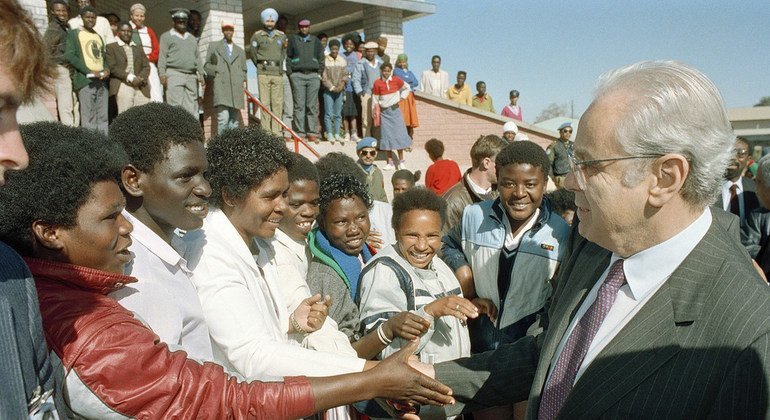 Katibu Mkuu wa Umoja wa Mataifa Javier Perez de Cuellar akizuru Katatura eneo linalokaliwa na watu weuzi mjini Windhoek Namibia Julai 1989