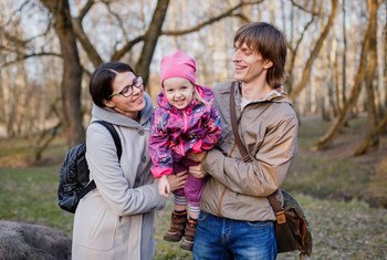 Ольга, Андрей и их трехлетняя дочка Юля. Супруги хотели бы иметь больше детей, но финансовые возможности не позволяют.
