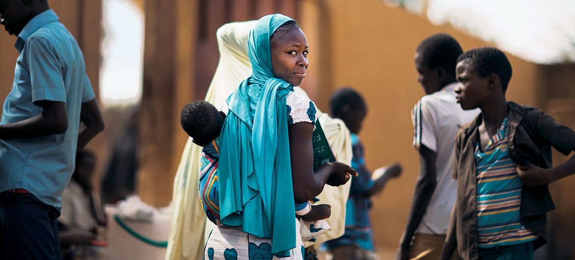 Una mujer pasea con su hijo en Niger.