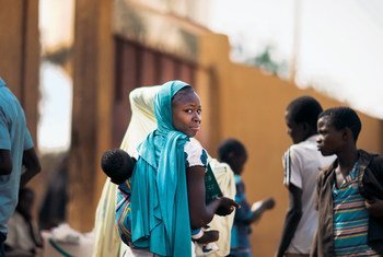Une femme se promène avec son enfant au Niger. 2018.
