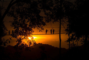 Coucher du soleil dans le parc national de Nyungwe au Rwanda, inscrit au Patrimoine mondial de l'UNESCO.