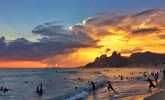 Sol na praia de Ipanema, no Rio de Janeiro. 