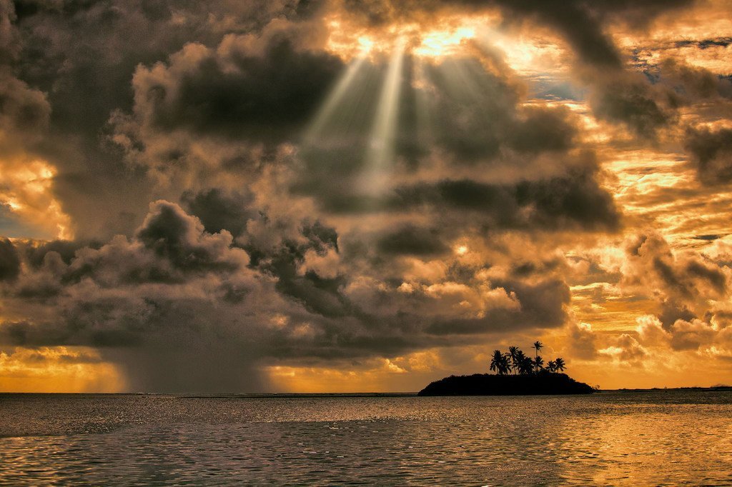 Le soleil se lève derrière un nuage d'orage dans l'atoll de Laamu, aux Maldives.