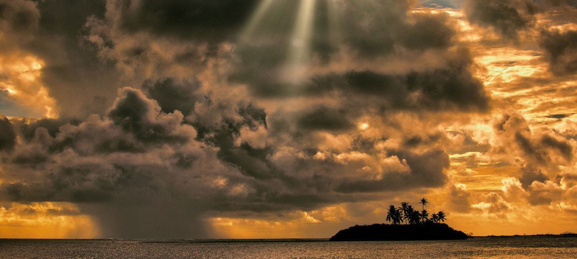 马尔代夫拉姆环礁（Laamu Atoll），日出与积雨云同时出现。