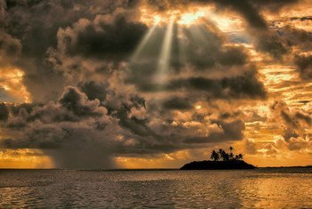 Lever du soleil qui coïncide avec un nuage d'orage dans l'atoll de Laamu, aux Maldives.