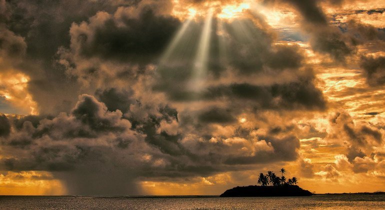 Lever du soleil qui coïncide avec un nuage d'orage dans l'atoll de Laamu, aux Maldives.