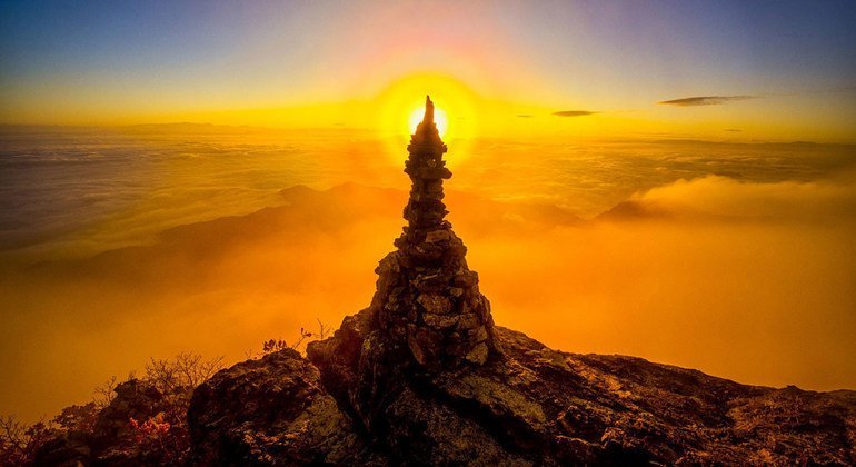 Tour de pierre avec halo solaire en République de Corée.