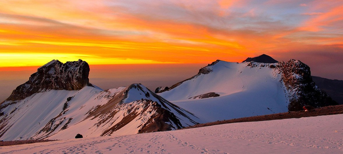 从墨西哥海拔5000米的伊斯塔西瓦特尔火山顶上看日出。
