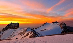 Le lever du soleil vu à 5000 mètres d’altitude derrière la montagne d'Iztaccihualt au Mexique.