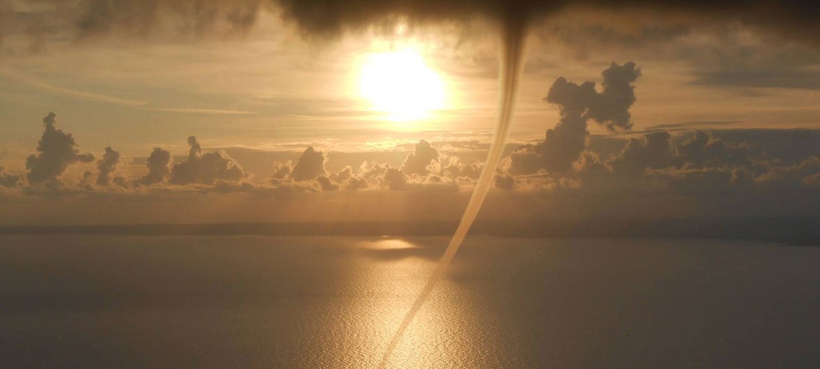 Un tornado viaja a través del mar en Lubenice, Croacia.