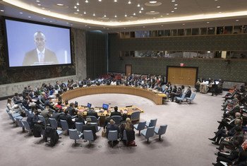 A wide view of the Security Council meeting as UN Special Coordinator Nickolay Mladenov (on screen) briefs the on the situation in the Middle East.