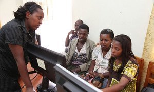 Des jeunes participent à une formation en informatique à Kigali, au Rwanda.