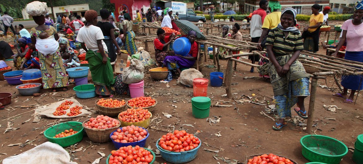 Une femme vend des tomates sur l'un des marchés construits par ONU-HABITAT et ONE ONU dans le district de Rusizi au Rwanda.