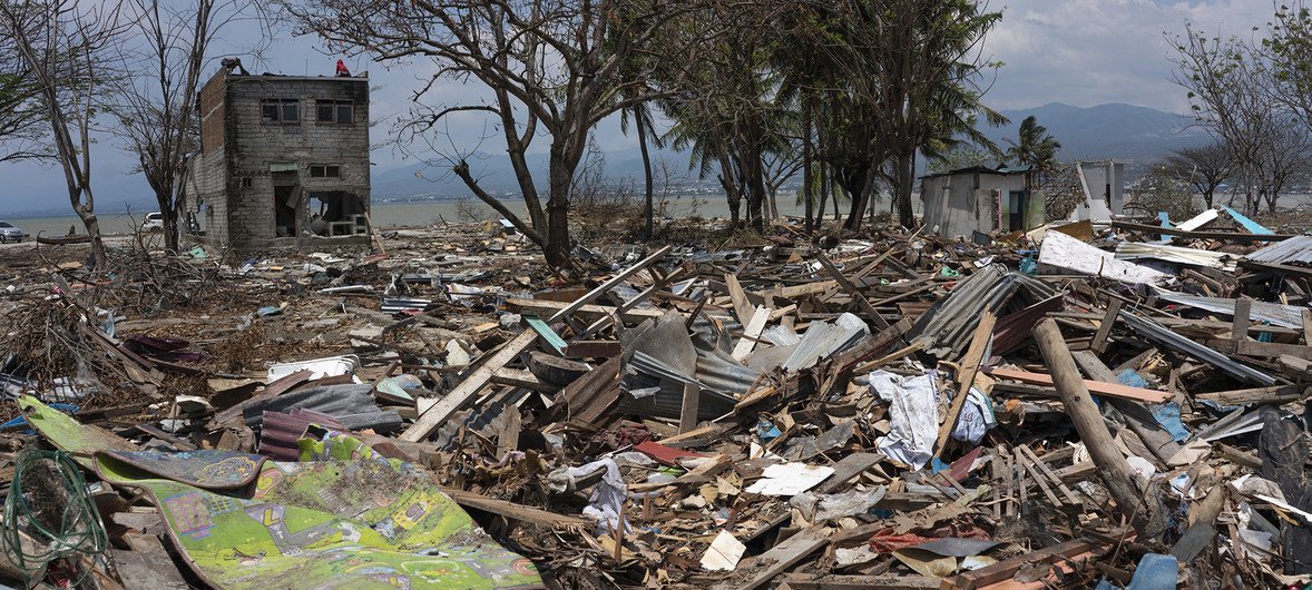 印度尼西亚苏拉威西岛帕卢市塔曼里亚海滩的幸存者面对着令人难以置信的地震和海啸带来的破坏。