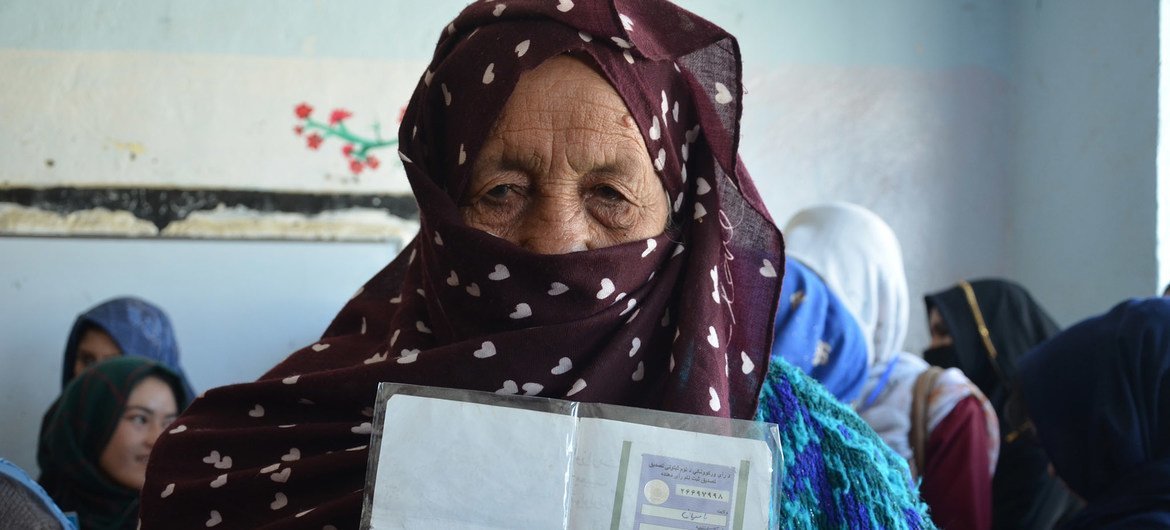 Mulher no centro de votação de Bamyan, no Afeganistão.