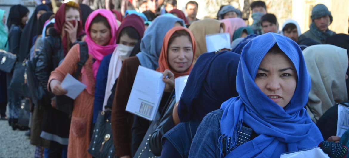 Афганские женщины ждут своей очереди, чтобы проголосовать. Несмотря на  небезопасную обстановку, афганцы пришли на избирательные участки. 20 октября 2018 г. 