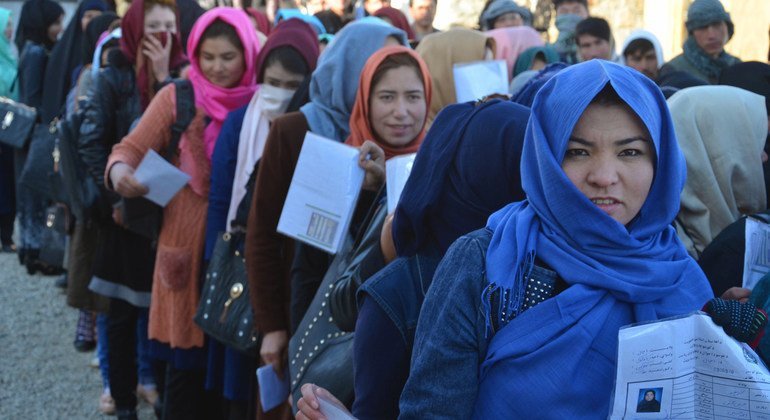 Uchaguzi wa wabunge nchini Afghanistan,20 Oktoba 2018.Bamyan.Wanawake wasimama katika mstari nje ya kituo kimoja wakijitarisha kupiga kura