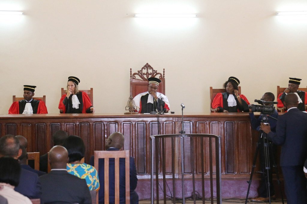 Les juges Michel Landry Louanga (au centre) et Emmanuelle Ducos (2e à gauche) élus Président et Vice-Président de la Cour pénale spéciale de la République centrafricaine.