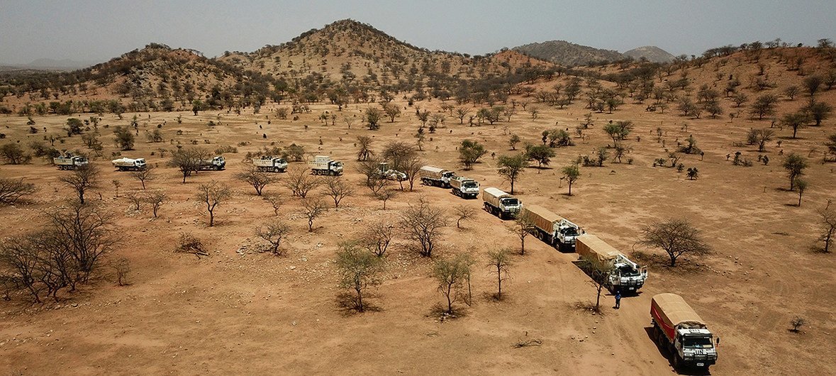 قافلة قوات حفظ السلام التابعة للأمم المتحدة تصل إلى قولو ، جبل مرة في دارفور حيث تقوم يوناميد بإنشاء قاعدة عمليات مؤقتة.