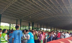 Сотрудники УВКБ «встречают» «караван мигрантов» на границе между Гватемалой и Мексикой. 21 октября  2018 года. 