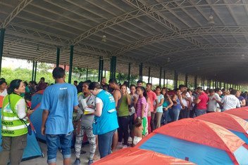 موظفو مفوضية الأمم المتحدة لشؤون اللاجئين يقدمون المساعدة لأفراد قافلة المهاجرين على الحدود بين غواتيمالا والمكسيك. 21 أكتوبر 2018.