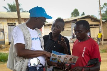 2018年9月12日，一名联合国儿童基金会工作人员在刚果民主共和国最近一次埃博拉疫情爆发后，向贝尼的年轻人介绍保护自己免受埃博拉侵害的最佳方法。