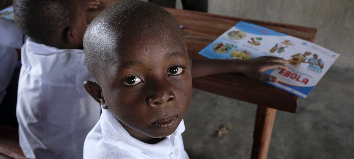 7-летний житель ДРК ходит в школу в Бени, где бушует эпидемия Эболы. Там детям рассказывают о правилах гигиены, которые помогают защититься от инфекции. 