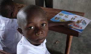 在刚果民主共和国受到埃博拉疫情影响的贝尼市，一名7岁儿童正在学校学习相关预防知识。
